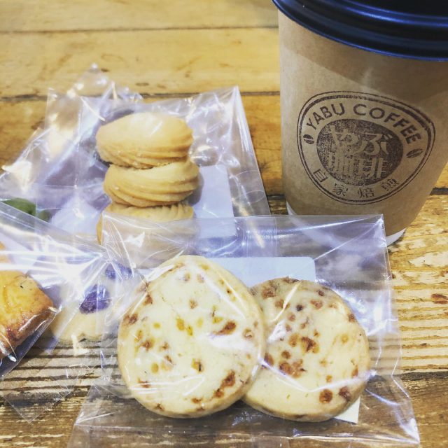お隣のやぶ珈琲で、引き続き、コーヒーと焼き菓子のお持ち帰りやってます〜🍪☕️
アイスは水出しのブラジルショコラ🇧🇷

雨やまないかな…☔️

#テイクアウト #焼き菓子 #コーヒー #コーヒーのある暮らし #焙煎所 #喫茶 #コーヒーに合う #パティスリーマイン #お持ち帰りできます #おうちカフェ #美味しいコーヒー #大阪コーヒー #大阪カフェ #平野区カフェ #平野区 #喜連瓜破 #出戸 #喫茶やぶ #やぶ珈琲